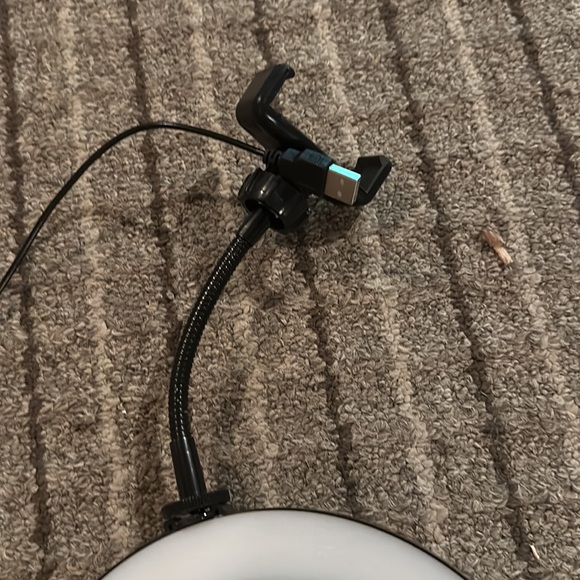 Selfie Light with Phone Stand - Picture 7 of 10